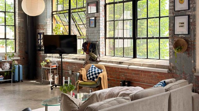 Transforming Industrial Spaces: The Cozy Appeal of Vintage Decor